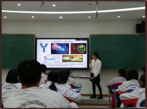 生物课老师拿自己做繁殖实验，只为向学生介绍繁殖过程