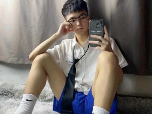 GARY18一19帅气男孩,GARY18-19 岁帅气男孩，有着迷人的笑容和迷人的眼睛